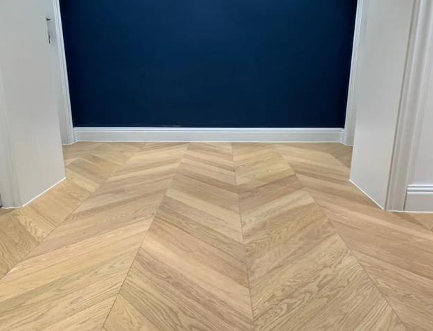 踢腳線和地面的縫隙打上一圈玻璃膠，防潮防水挺管用(圖1)